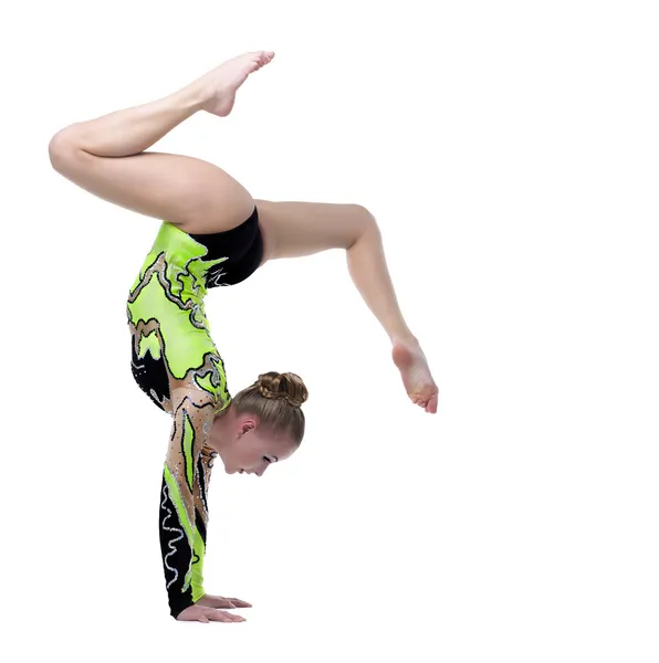 Молода професійна гімнастка стоїть на шипах — стокове фото