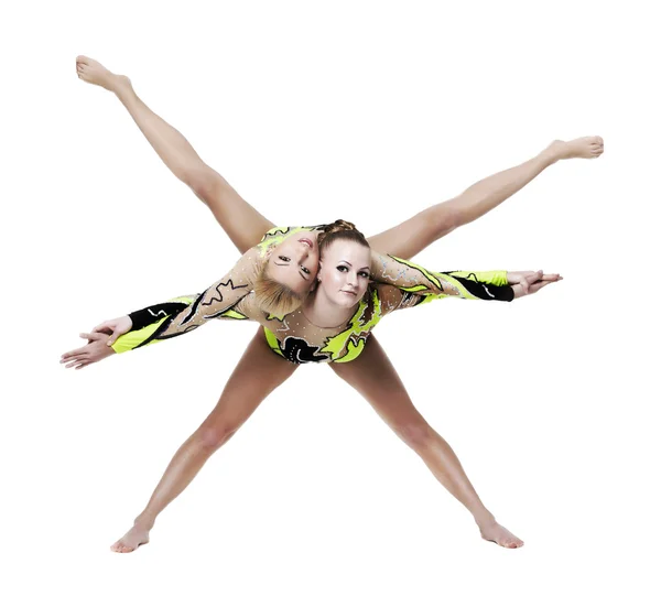 Dvě mladé ženy ukazují vysokou gymnastických cvičení — Stock fotografie