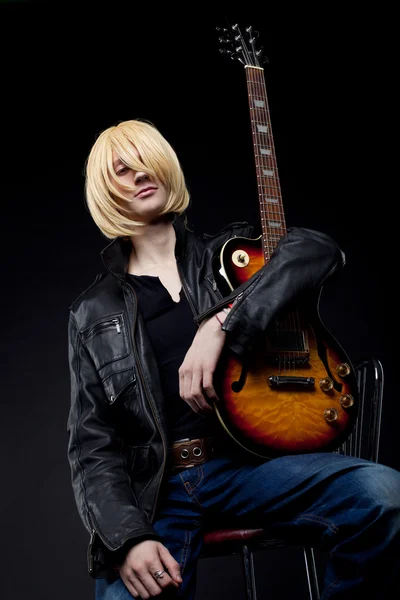 Homme - guitariste cosplay anime personnage — Photo