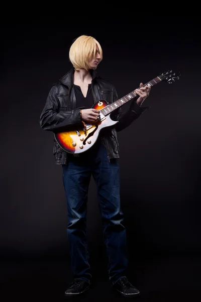 Ο νεαρός ξανθιά παίξει κιθάρα cosplay χαρακτήρα — Φωτογραφία Αρχείου