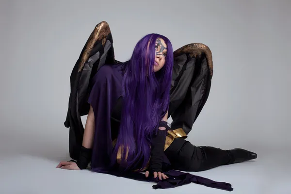 Chica sentarse en violeta furia cosplay traje carácter — Foto de Stock