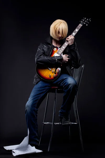 Muž - guitar player cosplay anime charakter — Stock fotografie