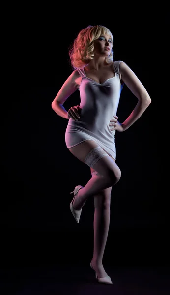 Σέξι χρυσό ξανθιά γυναίκα που παρουσιάζουν μόδας λευκό πανί — Φωτογραφία Αρχείου