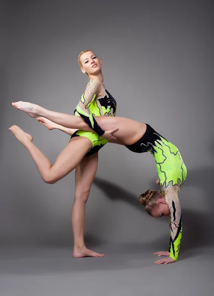 Dois acrobatas demonstram habilidade — Fotografia de Stock