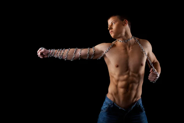 Nackter Mann mit Kette an Händen kämpft gegen Licht — Stockfoto