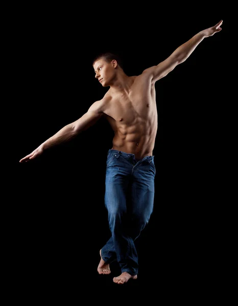 Mann mit nacktem Oberkörper in Jeans posiert in Dunkelheit — Stockfoto