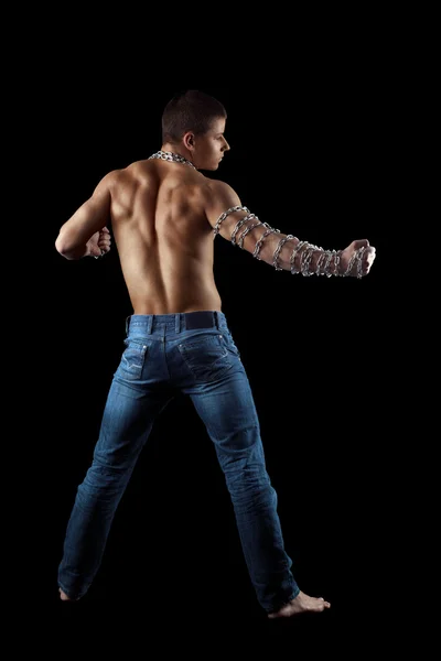 Йонг агрессивный человек с цепью на руках — стоковое фото