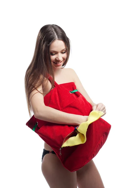 Donna mettere asciugamano in borsa da spiaggia rossa isolato — Foto Stock