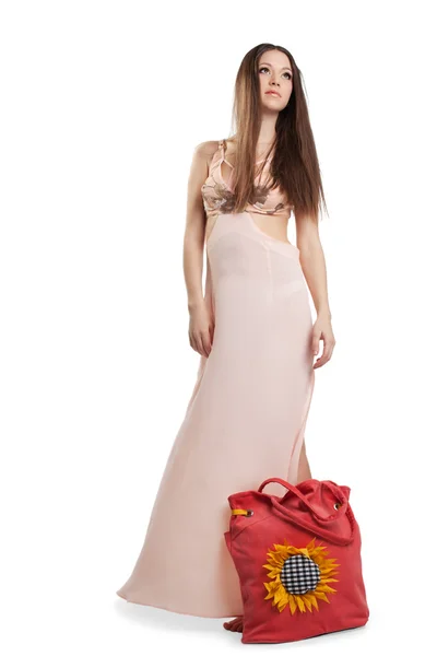 Piękna młoda kobieta chodzić w rose sukienka — Zdjęcie stockowe