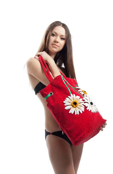 Жінка показує свою червону сумку на пляжі ізольовано — стокове фото