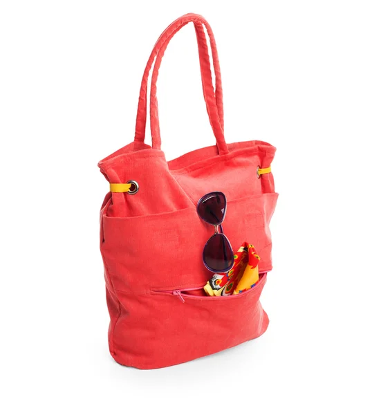 Červená plážovou tašku s brýlemi a ručník — Stock fotografie