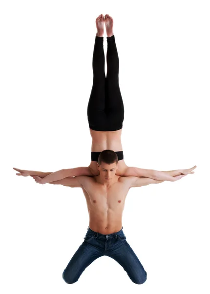 Two young acrobats perform high skill exercise — Stock Photo, Image