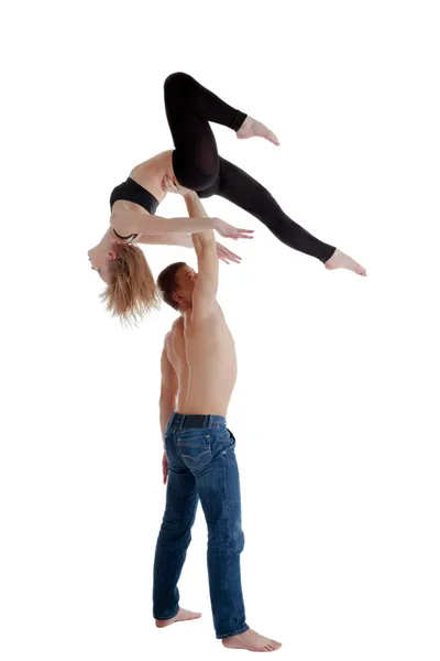 Мужчина берет девушку под руку - акробатическое представление — стоковое фото