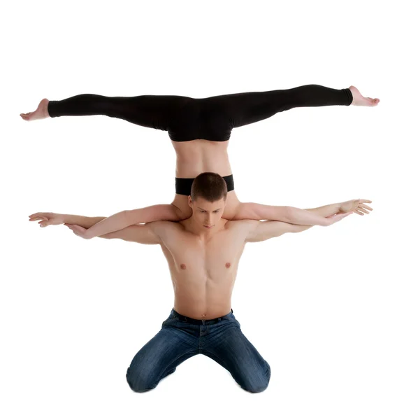 Dwóch młodych akrobaci Pokaż podstawka pod ręką — Zdjęcie stockowe
