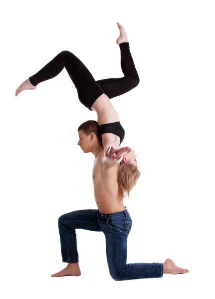 Two young acrobats show stand on hand — Stock Photo, Image