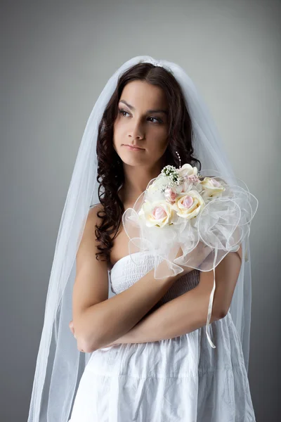Beauty young bride portrait with bunch of flowers — Stock Photo, Image