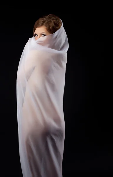 Uroda kobiety nago w ciemności ukrycie przezroczyste tkaniny — Zdjęcie stockowe