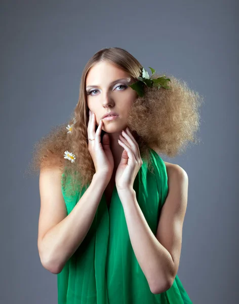 Menina russa com folhas e camomila no cabelo — Fotografia de Stock