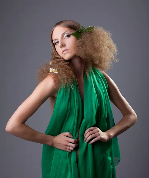 葉とカモミールの髪を持つ若いかわいい女の子 — ストック写真