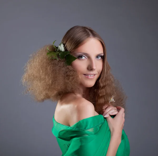 Skönhet flicka med hår stil leende i grönt tyg — Stockfoto