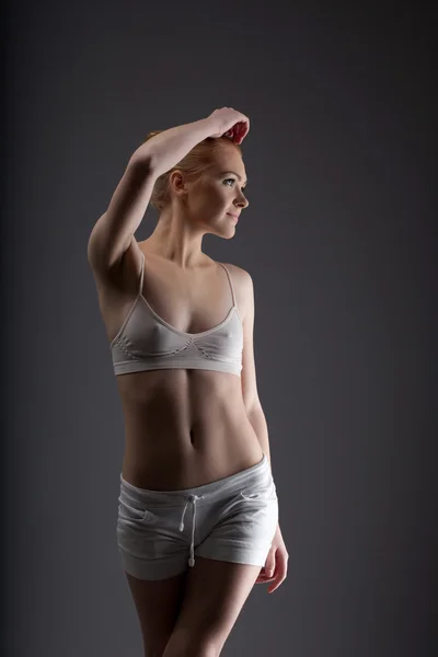 Jeune fille de ballet sexy posant en tissu d'entraînement — Photo