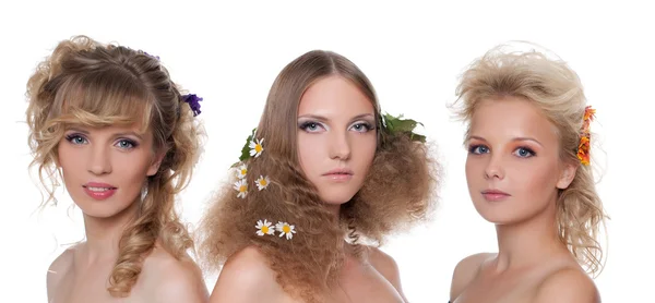 Tre unga nakna kvinnor med blomma frisyr — Stockfoto