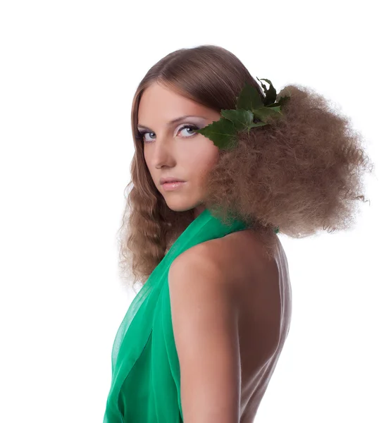 Menina de beleza com estilo de cabelo sorriso em pano verde — Fotografia de Stock