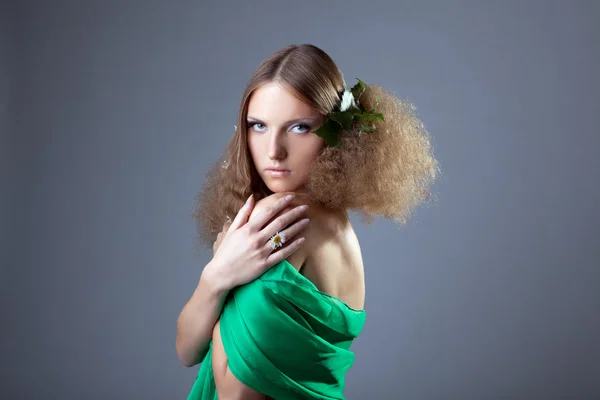 Beauty mladá žena na jaře portrét vlasy styl — Stock fotografie