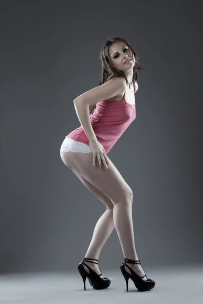Sexy menina beleza posando em calcinhas brancas — Fotografia de Stock