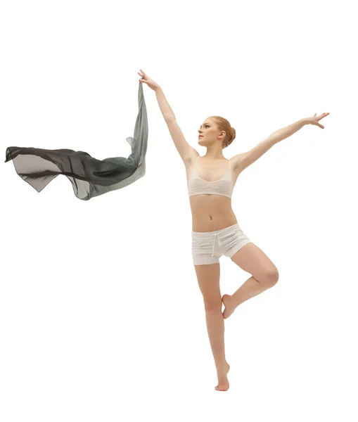 Piękna dziewczyna w tańcu z latający na białym tle tkaniny — Zdjęcie stockowe