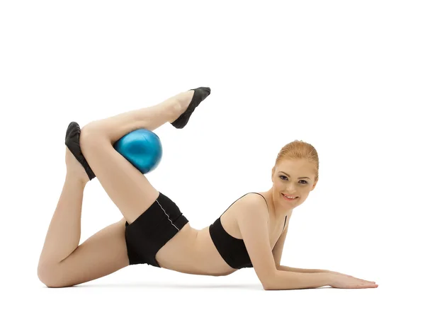 Jonge gymnast poseren met de blauwe bal met het — Stockfoto