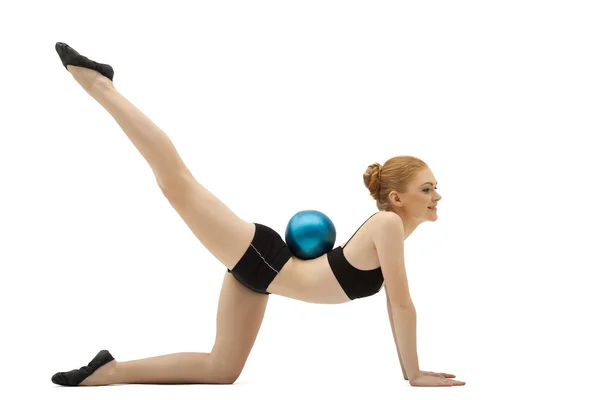 Девушка в черной тренировочной ткани с гимнастическим мячом — стоковое фото