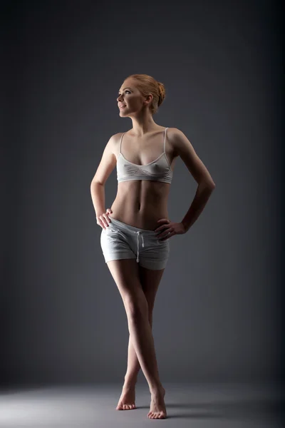 Chica de ballet sexy joven caminar en tela de entrenamiento —  Fotos de Stock