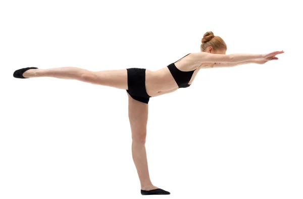Mujer rubia joven entrenándose en yoga asana —  Fotos de Stock