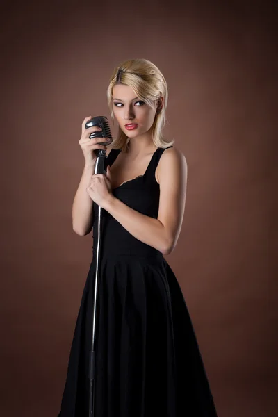 Kadın pin-up portre siyah mikrofon ile — Stok fotoğraf