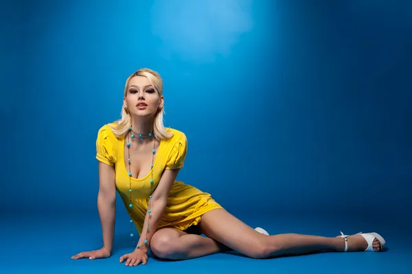 Güzellik pinup kadın seksi sarı kumaş — Stok fotoğraf