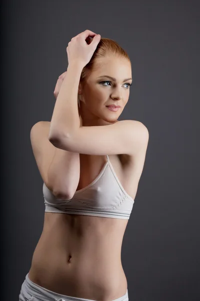 Jeune fille de ballet sexy marcher en tissu d'entraînement — Photo