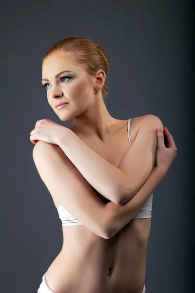 젊은 섹시 한 발레 소녀 도보 훈련 헝겊에 — 스톡 사진