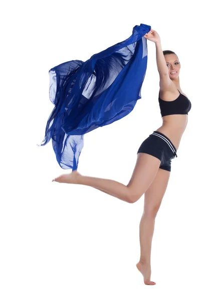 Junge Frau springt in Fitnesskostüm mit Stoff — Stockfoto