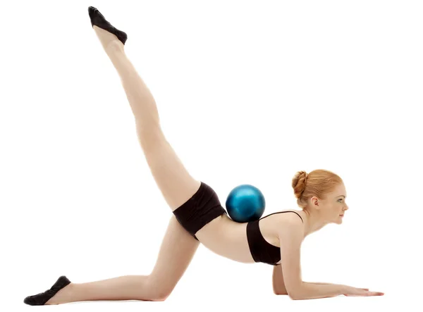 Mujer exrcise rendimiento gimnasta con pelota —  Fotos de Stock