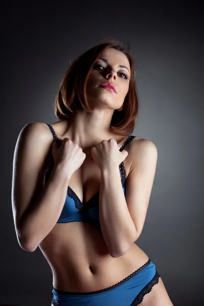 Schoonheid vrouw met perfecte lichaam in blauwe lingerie — Stockfoto