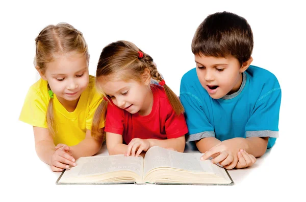 Petits enfants avec un livre — Photo