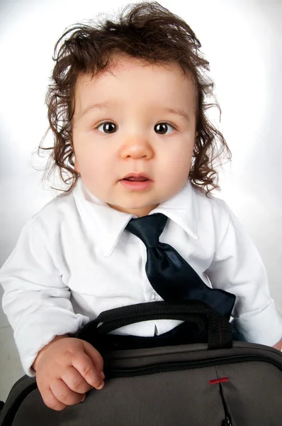 Criança vestida num negócio com um saco — Fotografia de Stock