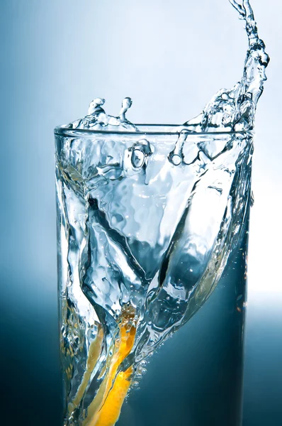 Rebanada de limón en un vaso de agua — Foto de Stock
