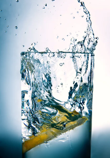 Fatia de limão em um copo de água — Fotografia de Stock
