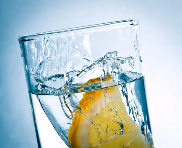 Кусок лимона в стакане воды — стоковое фото