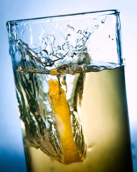飲み物のガラスのレモン ドロップします。 — ストック写真