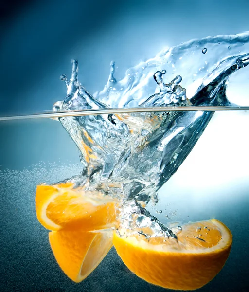 Citrus fall into the water — Stock Photo, Image