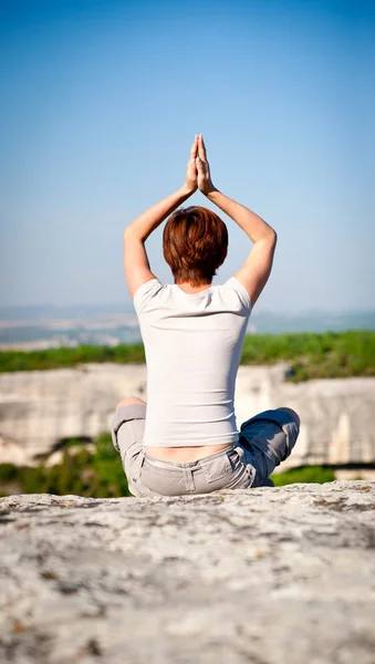 Ung flicka praxis yoga — Stockfoto