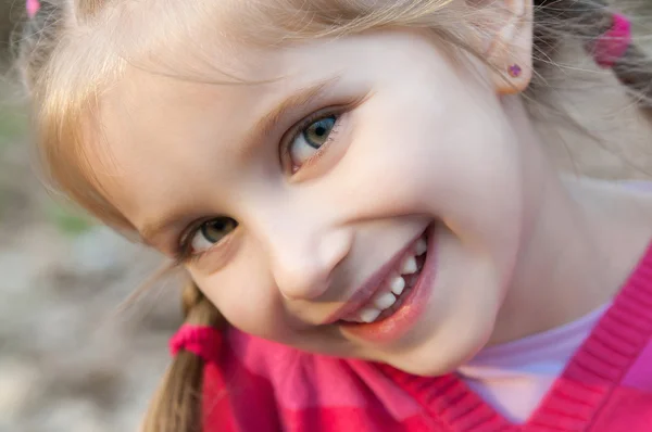 Niña sonriendo —  Fotos de Stock